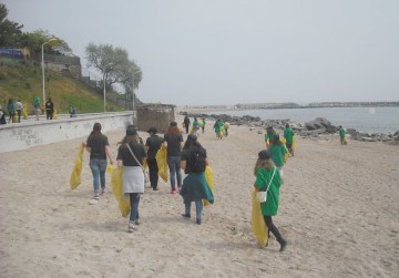 Sute de kilograme de deşeuri, colectate de voluntari de pe plaja din Mangalia